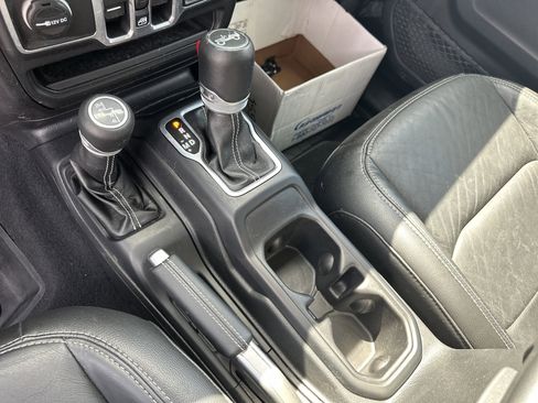 Used 2018 Jeep Wrangler Unlimited Sahara image 34