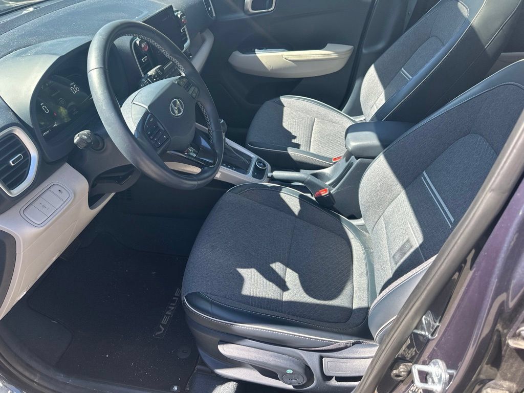 Used 2023 Hyundai Venue Limited FWD image 5