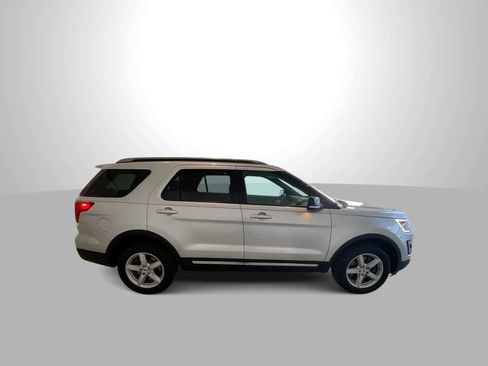 Used 2017 Ford Explorer XLT w/ Equipment Group 202A image 9