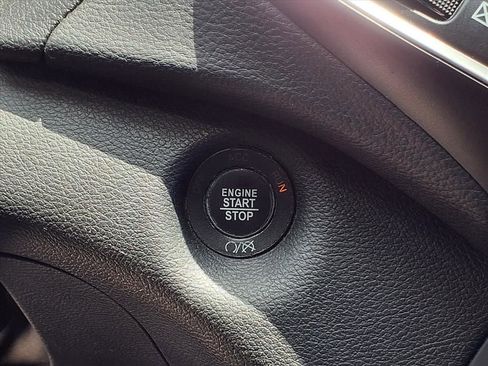 Used 2019 Jeep Cherokee Latitude Plus FWD image 16