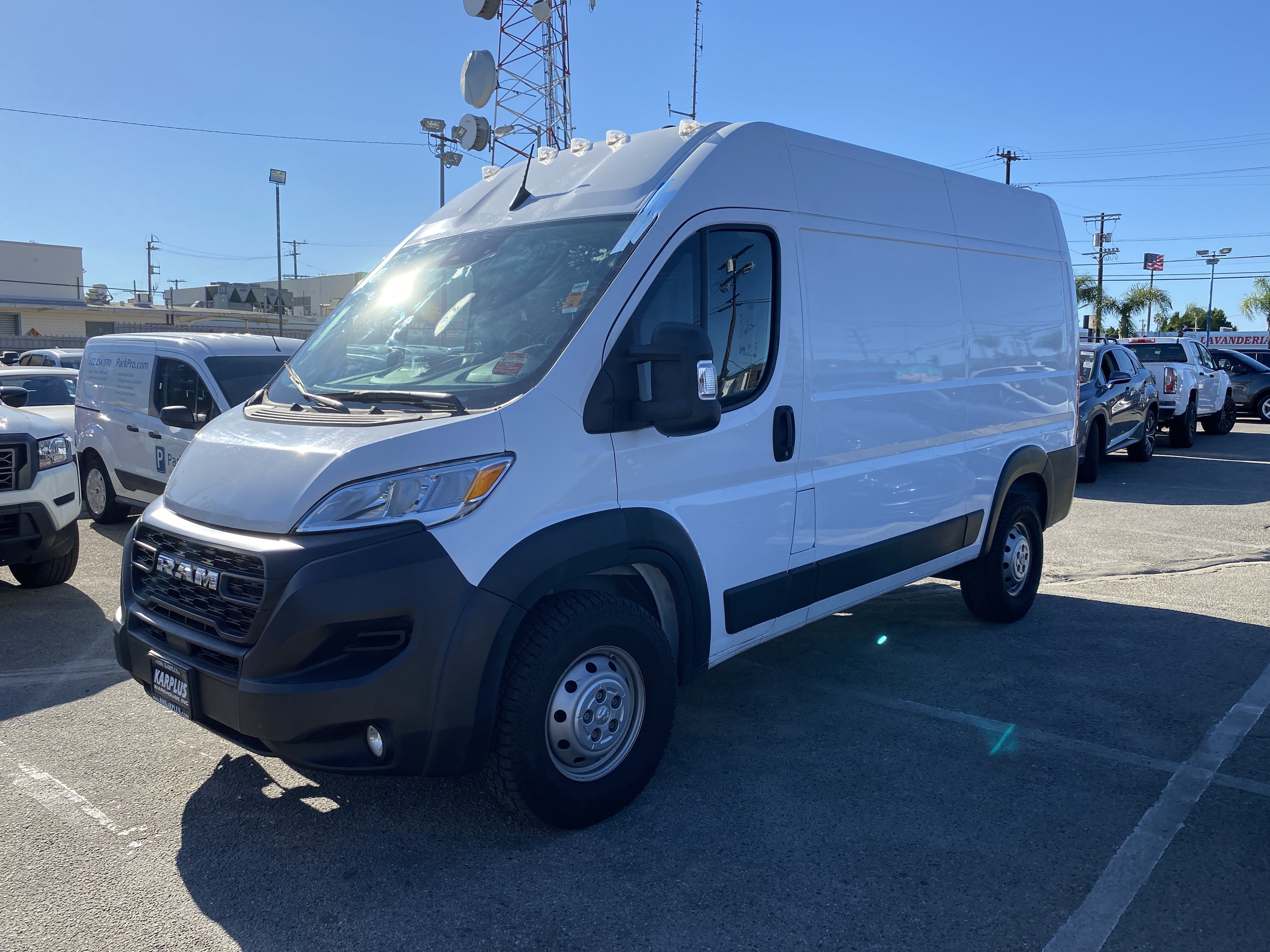 Used 2023 RAM ProMaster 2500 w/ Convenience Group FWD image 2