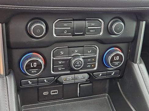 Used 2022 Chevrolet Tahoe Z71 w/ Luxury Package AWD/4WD image 28