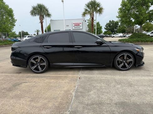 Used 2018 Honda Accord Touring image 6