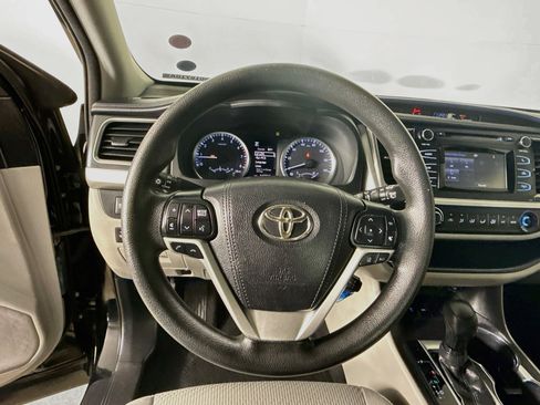Used 2018 Toyota Highlander LE FWD image 11