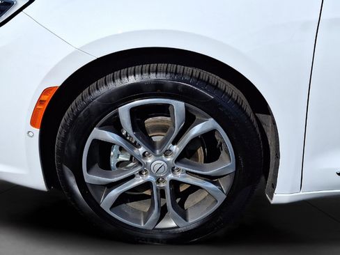 Used 2026 Chrysler Pacifica Pinnacle w/ Trailer Tow Group FWD image 18