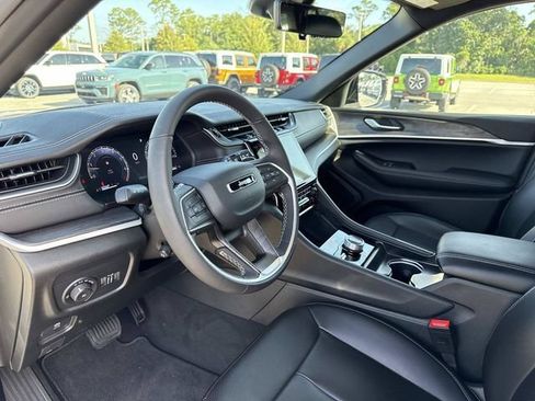 Used 2025 Jeep Grand Cherokee Limited w/ Luxury Tech Group II AWD/4WD image 22