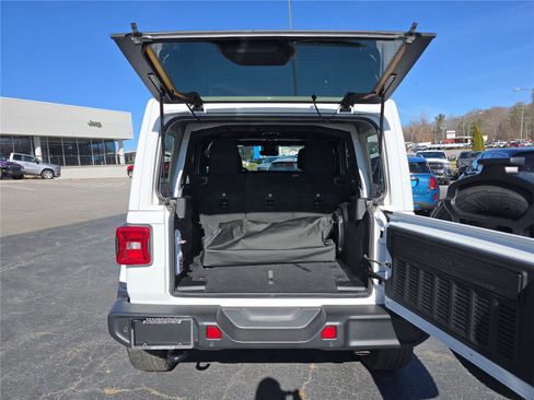 Used 2022 Jeep Wrangler Unlimited Sahara w/ LED Lighting Group image 5