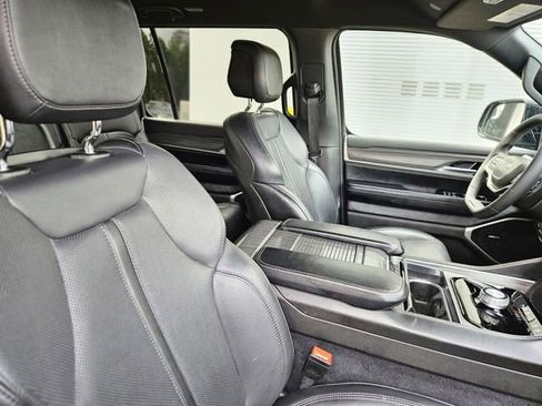 Used 2024 Jeep Wagoneer L Series II image 14