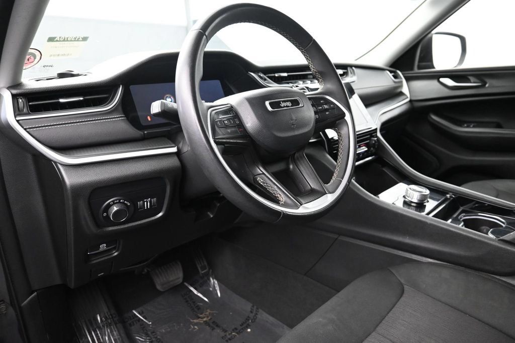 Used 2023 Jeep Grand Cherokee Laredo RWD image 11