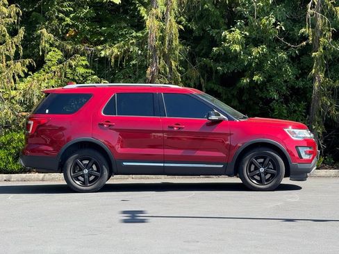 Used 2016 Ford Explorer XLT w/ Equipment Group 201A AWD/4WD image 4