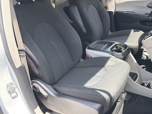 Used 2020 Chrysler Pacifica Touring w/ Advanced Safetytec Group FWD image 34