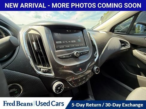 Used 2018 Chevrolet Cruze LT w/ Convenience Package FWD image 16