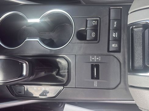 Used 2022 Toyota Highlander XLE AWD/4WD image 22