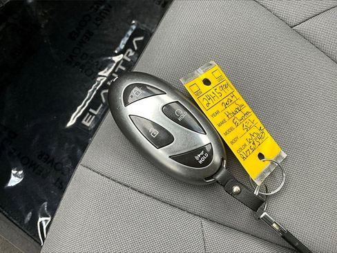 Used 2024 Hyundai Elantra SEL image 11