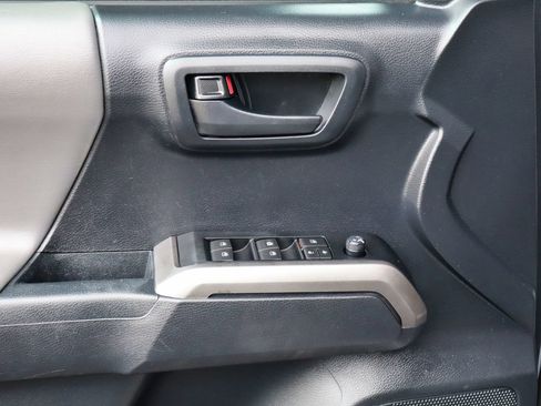 Used 2019 Toyota Tacoma SR5 AWD/4WD image 48
