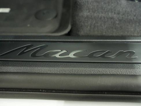 Certified 2025 Porsche Macan AWD/4WD image 32