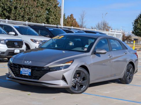 Used 2023 Hyundai Elantra SEL image 2