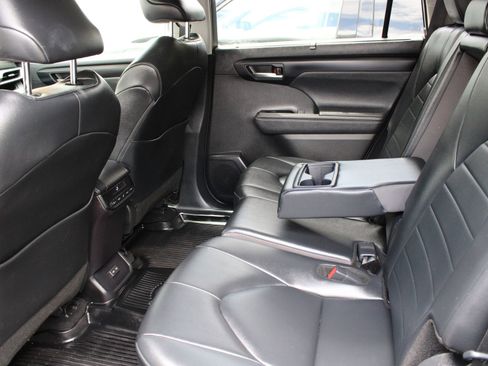Used 2024 Toyota Highlander XLE AWD/4WD image 18