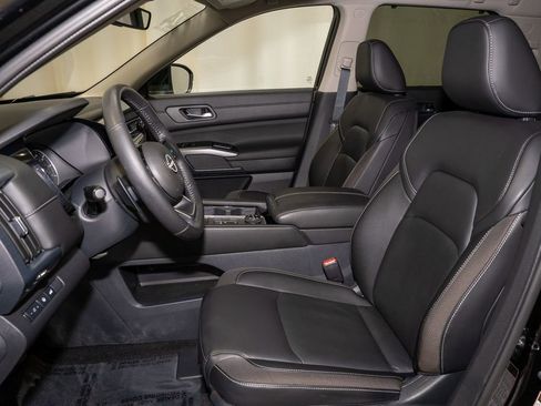 Certified 2024 Nissan Pathfinder SL image 12