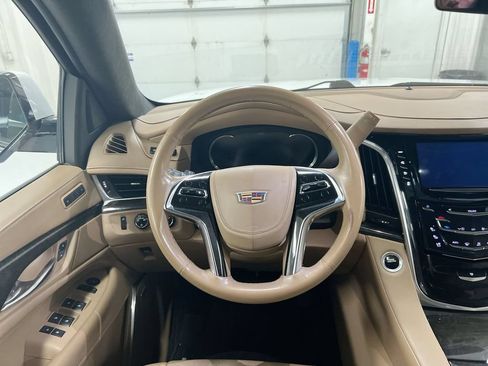 Used 2019 Cadillac Escalade ESV Platinum AWD/4WD image 11