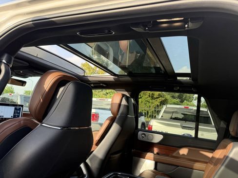 Used 2023 Lincoln Navigator Reserve AWD/4WD image 38
