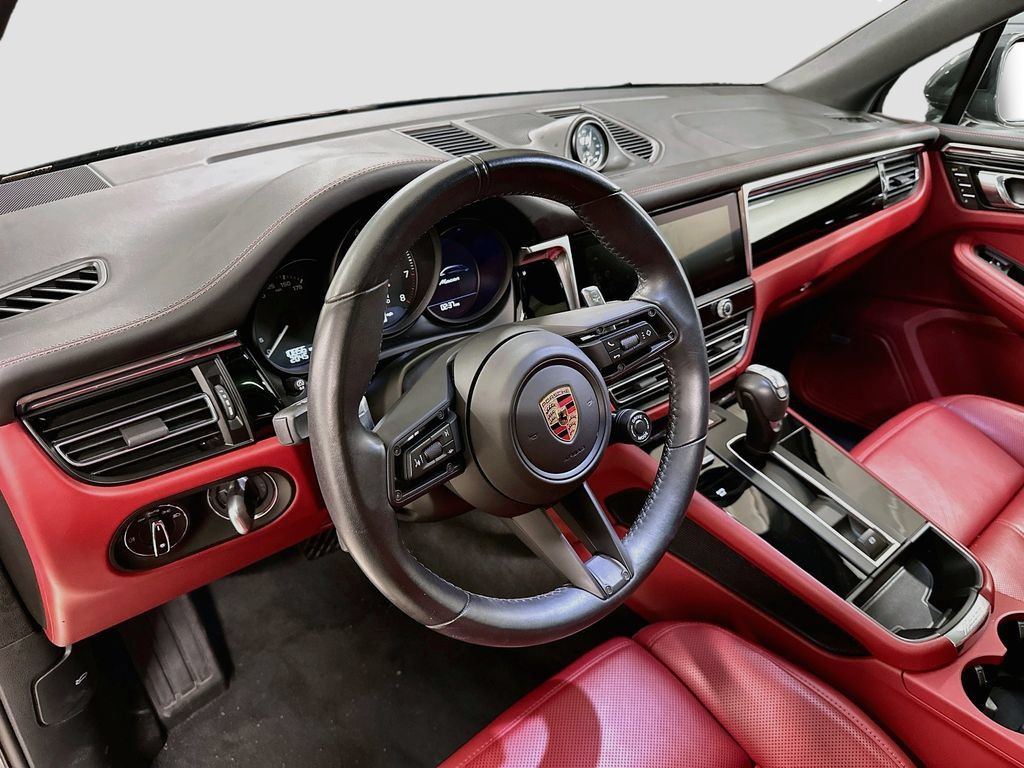 Certified 2025 Porsche Macan AWD/4WD image 4
