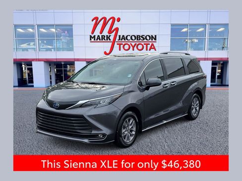 Used 2025 Toyota Sienna XLE image 1