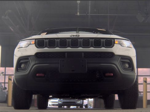 Used 2025 Jeep Compass Trailhawk AWD/4WD image 12