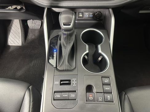 Used 2024 Toyota Highlander XLE AWD/4WD image 34