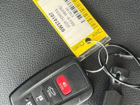 Used 2025 Toyota RAV4 XLE FWD image 37