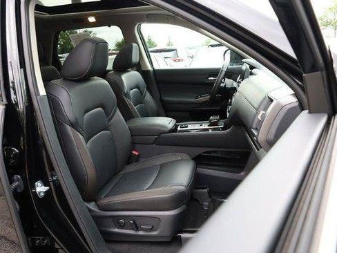 Certified 2025 Nissan Pathfinder SL w/ SL Premium Package AWD/4WD image 31