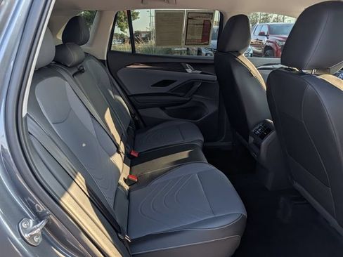 Used 2025 Volkswagen Tiguan SE FWD image 29