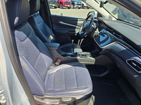 Used 2023 Chevrolet Bolt EUV Premier w/ Sun & Sound Package FWD image 11