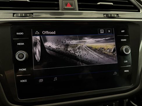 Used 2020 Volkswagen Tiguan SE w/ Panoramic Sunroof Package image 25