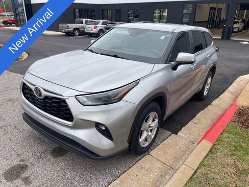Used 2023 Toyota Highlander LE image 1