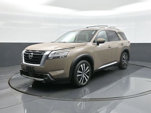 Used 2024 Nissan Pathfinder Platinum w/ Cargo Package AWD/4WD image 3