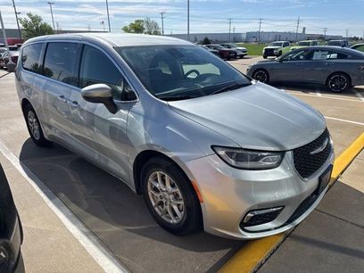 Used 2023 Chrysler Pacifica Touring-L