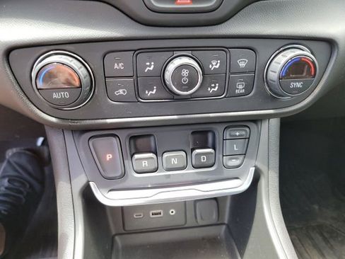Used 2019 GMC Terrain SLE w/ Driver Convenience Package FWD image 12