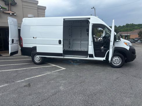 Used 2024 RAM ProMaster 2500 w/ Convenience Group FWD image 31