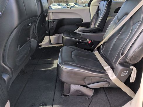 Used 2024 Chrysler Pacifica Limited FWD image 27