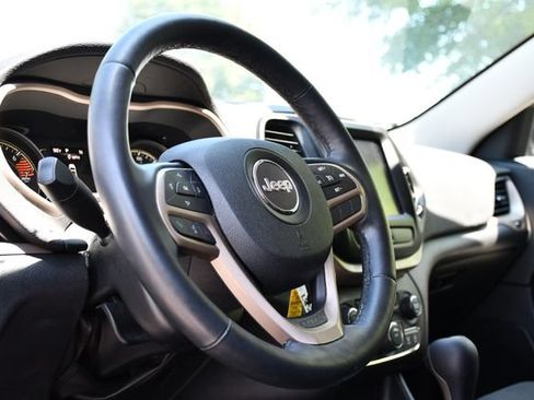 Used 2017 Jeep Cherokee Latitude w/ Cold Weather Group FWD image 11