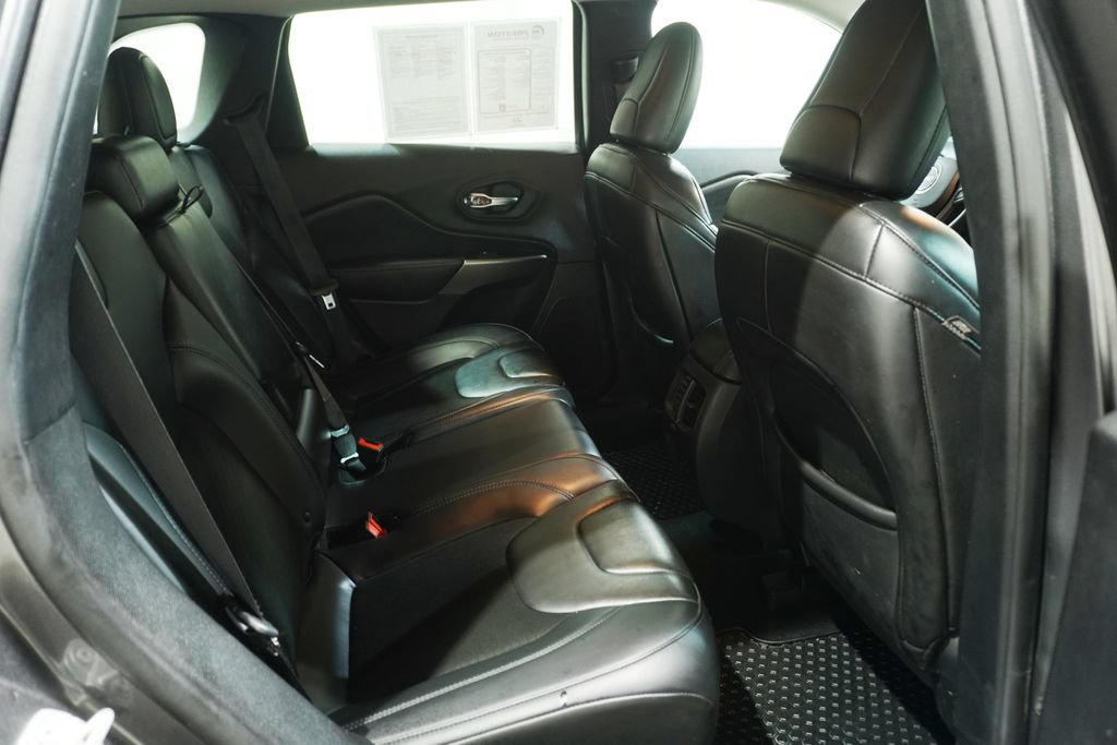 Used 2019 Jeep Cherokee Latitude Plus w/ Cold Weather Group AWD/4WD image 14