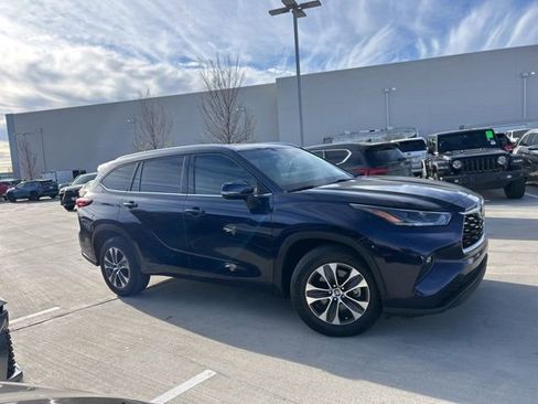 Used 2021 Toyota Highlander XLE image 2