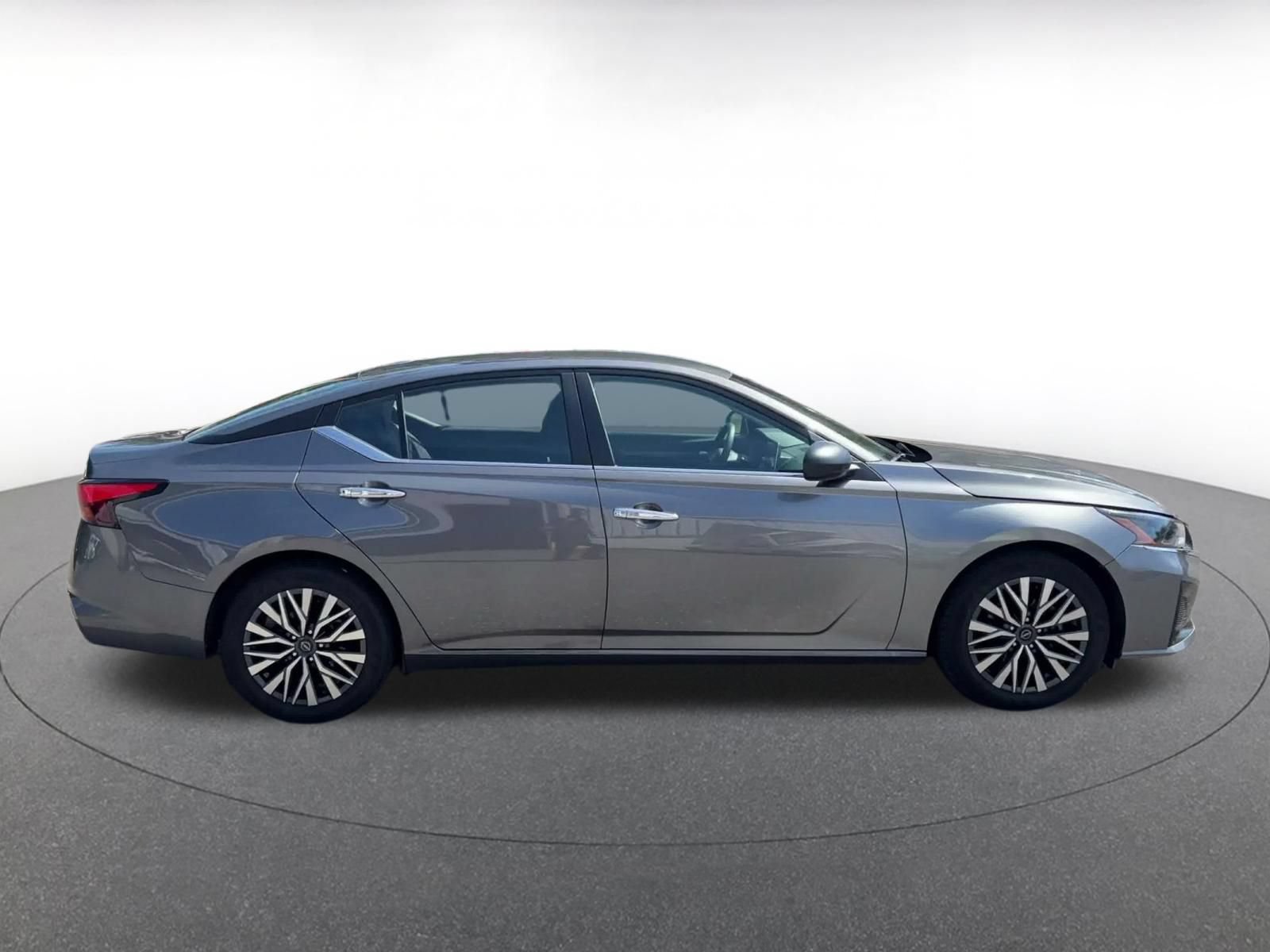 Used 2025 Nissan Altima 2.5 SV FWD image 15