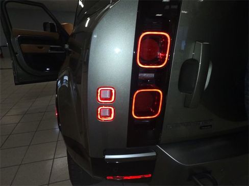 Used 2023 Land Rover Defender 110 X-Dynamic SE image 29