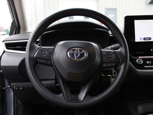 Used 2025 Toyota Corolla LE image 9