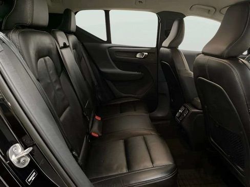 Used 2023 Volvo XC40 B4 Core w/ Convenience Package FWD image 23