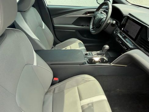 Used 2025 Toyota Camry SE w/ Convenience Package FWD image 15