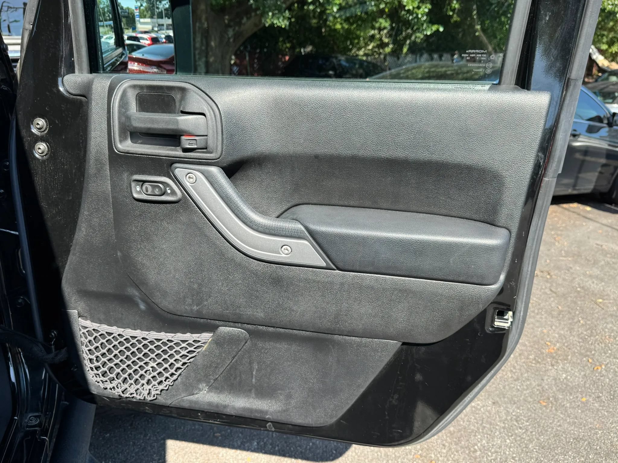 Used 2015 Jeep Wrangler Unlimited Sahara w/ Connectivity Group AWD/4WD image 25
