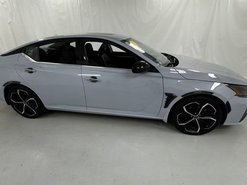 Used 2024 Nissan Altima 2.5 SR w/ SR Premium Package FWD image 2